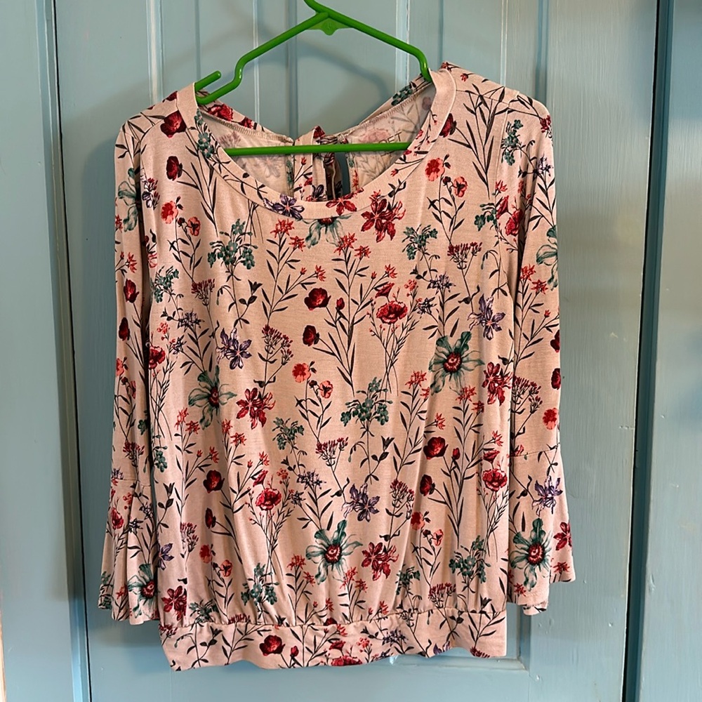 Comfortable light grey floral Loft Outlet 3/4 length bell sleeve top